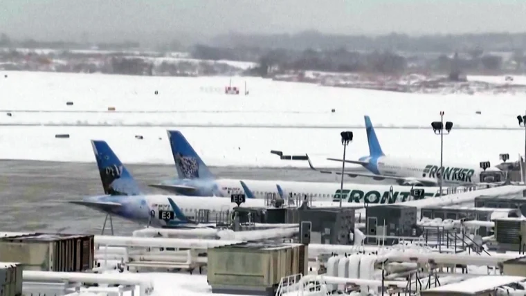 Northeast Blizzard Chaos: Flight Cancellations, Travel Bans, and What Canadians Need to Know Right Now
